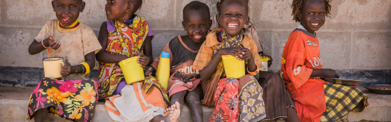 Dzieci w Kenii jedzą razem w szkole.